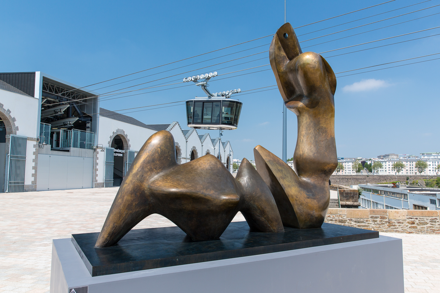 Two_Piece_Reclining_Figure_Cut_1979_81_Henry_Moore_Les_Ateliers_des_Capucins_à_Brest._Reproduit_avec_l_autorisation_de_la_Henry_Moore_Foundation_Photo_N._Savale___FHEL__2018_HD__2_.jpg