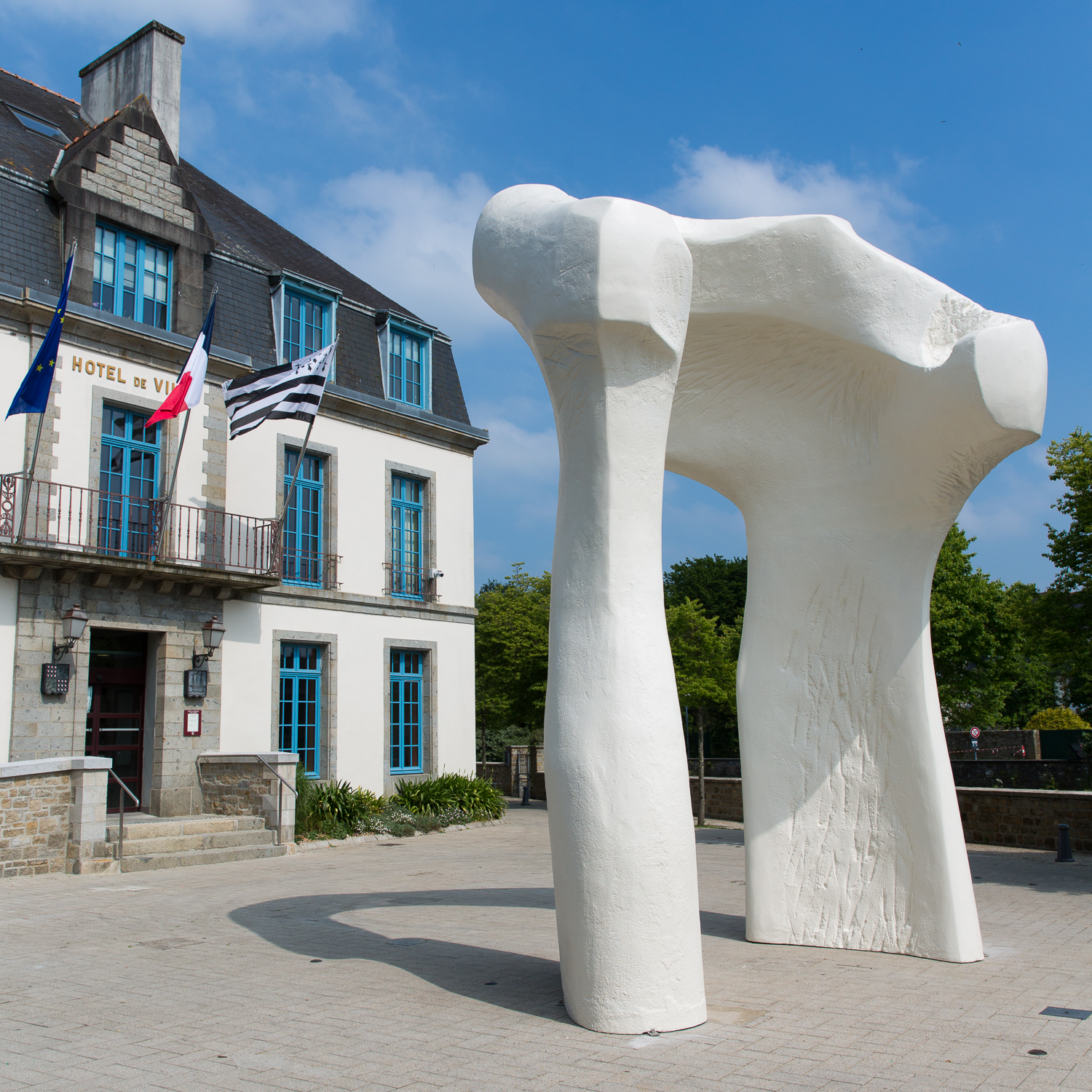 The_Arch__1963_1969__Henry_Moore_Place_de_la_Mairie_Landerneau._Reproduit_avec_l_autorisation_de_la_Henry_Moore_Foundation_Photo_N._Savale___FHEL__2018_HD.jpg