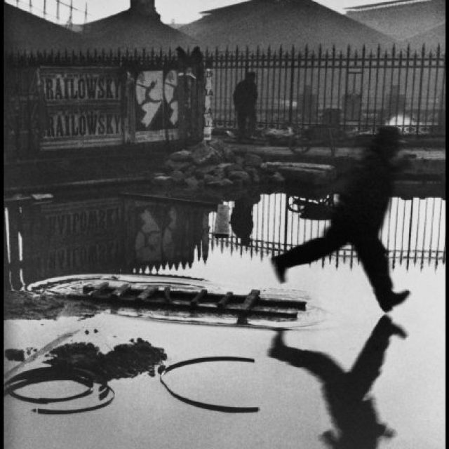 Derrière la gare Saint-Lazare, Paris, France, 1932 _ Henri Cartier-Bresson © Fondation Henri Cartier-Bresson  Magnum Photos